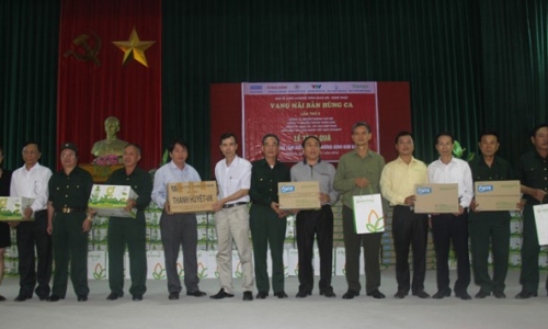 Chương trình “Vang mãi bản hùng ca” trao tặng quà cho thương, bệnh binh nặng